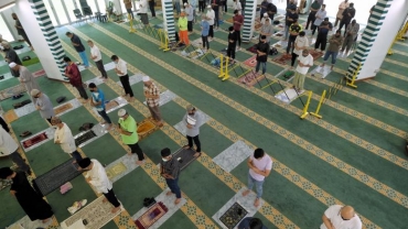Muslims unvaccinated against Covid-19 due to health reasons must not attend Friday prayers: Muis
