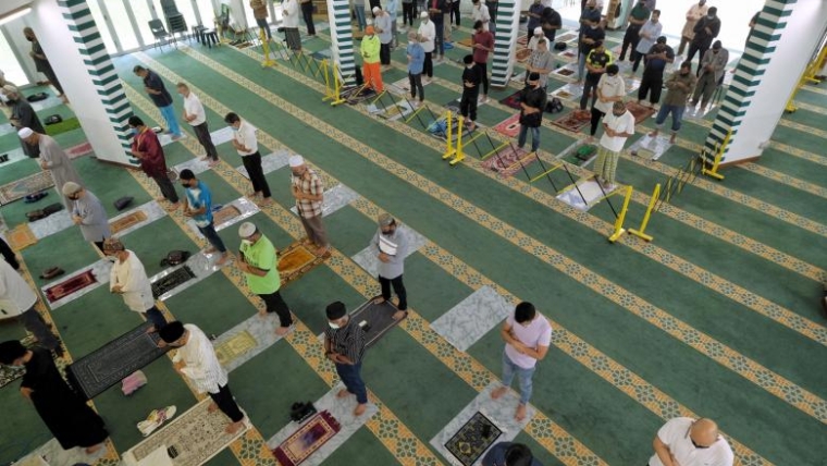 Muslims unvaccinated against Covid-19 due to health reasons must not attend Friday prayers: Muis